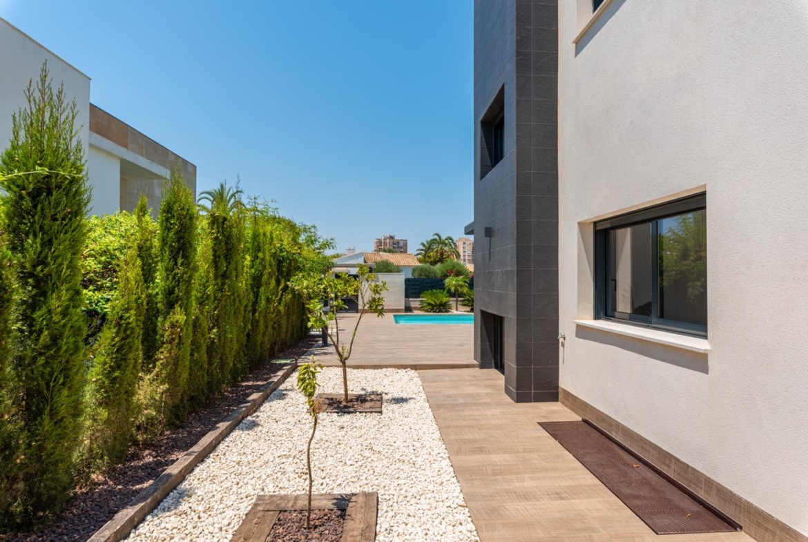 OBRA NUEVA EN LA MANGA. VILLA DE LUJO. 3 DORM. 3 BAÑOS. 440 PARCELA. PISCINA PROPIA.PLAYA A 350M
