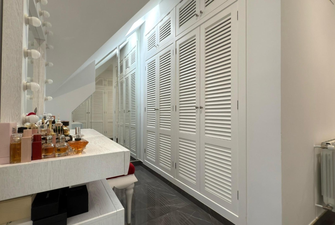 Detached villa with private pool and large plot