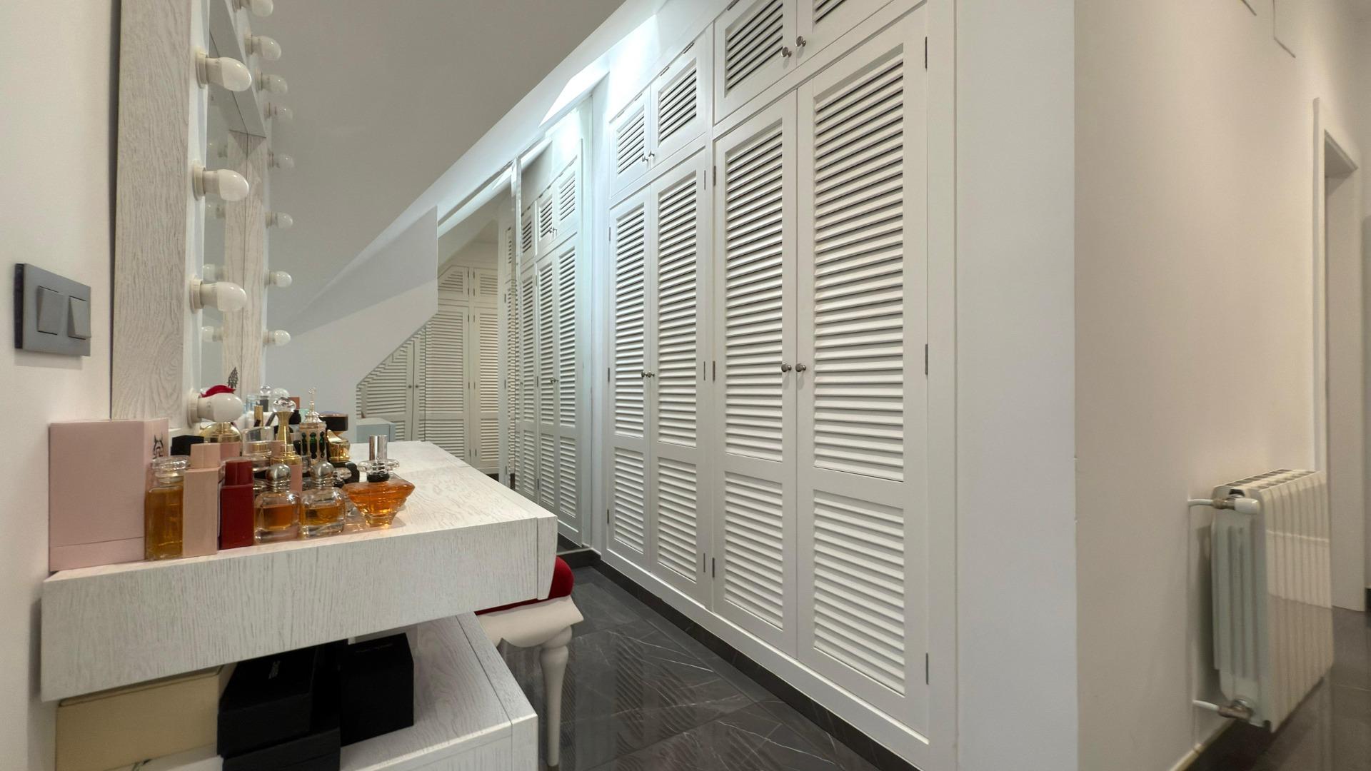 3-51-8 Detached villa with private pool and large plot