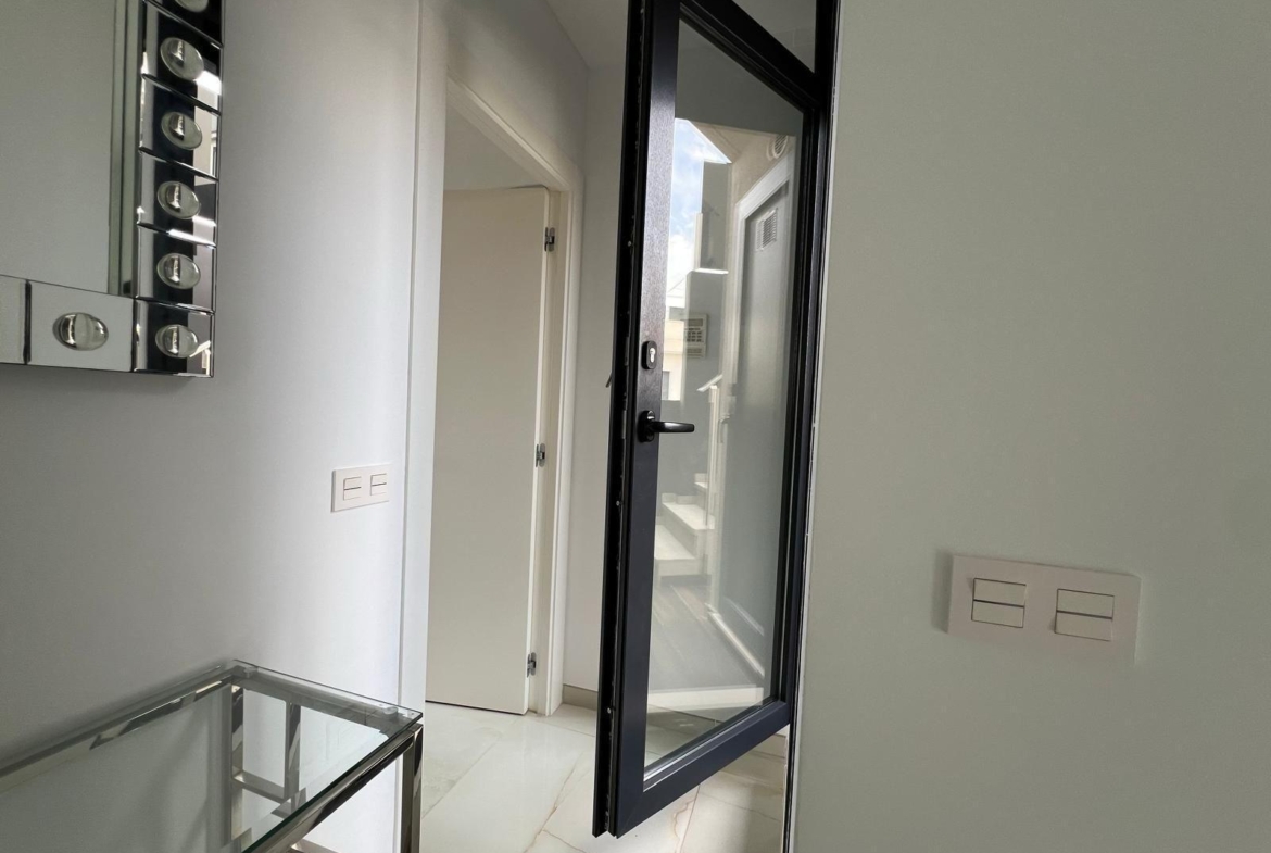 VILLA DE LUJO EN LOMAS DE CABO ROIG CON PISCINA PRIVADA Y PARCELA DE 200 M2. 3 DORM. 3 BAÑOS.