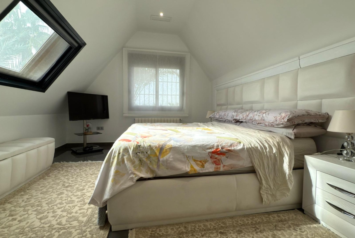 Detached villa with private pool and large plot
