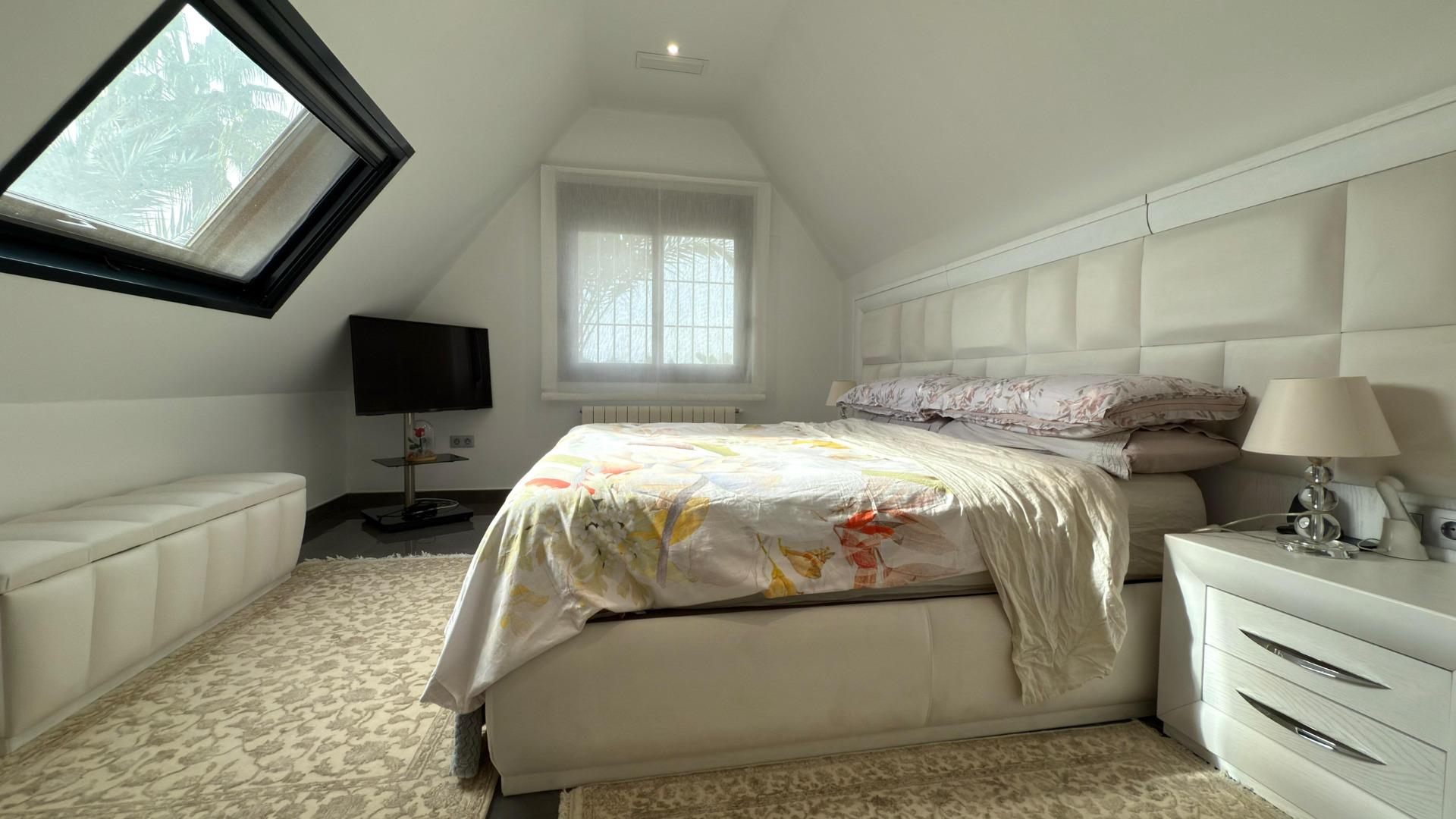 3-52-8 Detached villa with private pool and large plot
