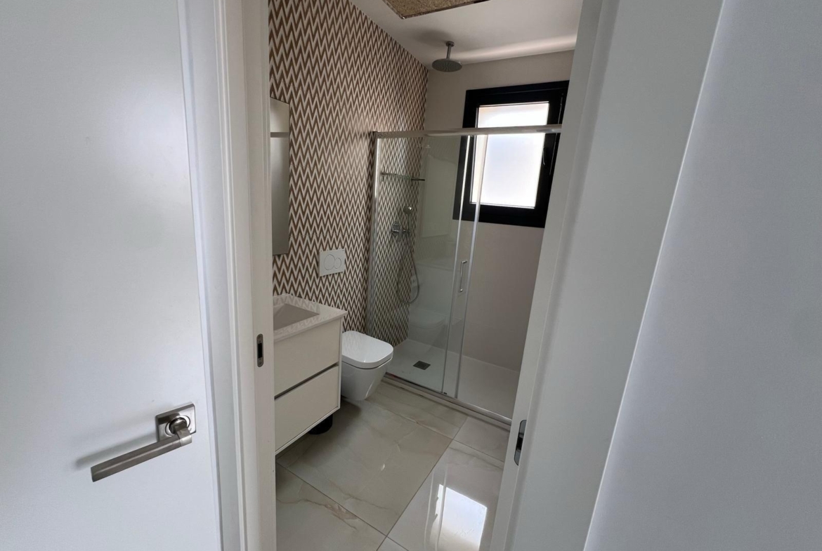 VILLA DE LUJO EN LOMAS DE CABO ROIG CON PISCINA PRIVADA Y PARCELA DE 200 M2. 3 DORM. 3 BAÑOS.