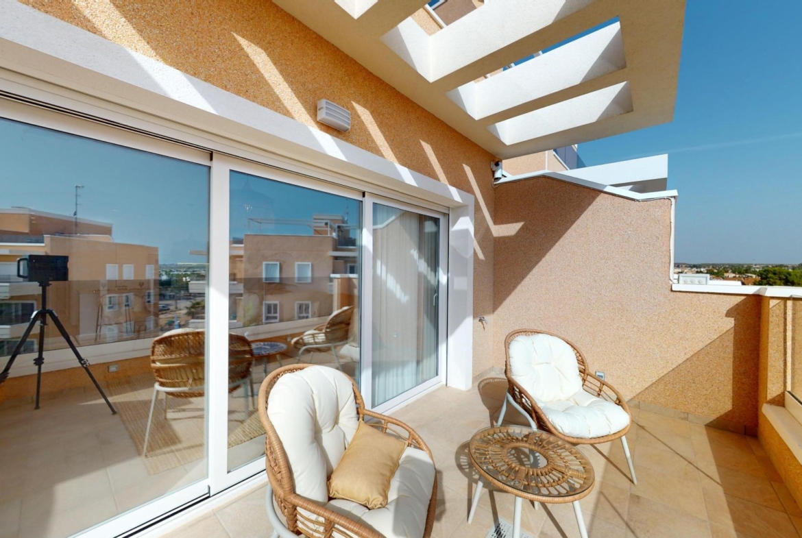 APARTAMENTOS DE OBRA NUEVA EN PILAR DE LA HORADADA CON GARAJE INCLUIDO. 100 M2.TERRAZAS DE 25 M2. 3 DORM. 2 BAÑOS. PISCINA.