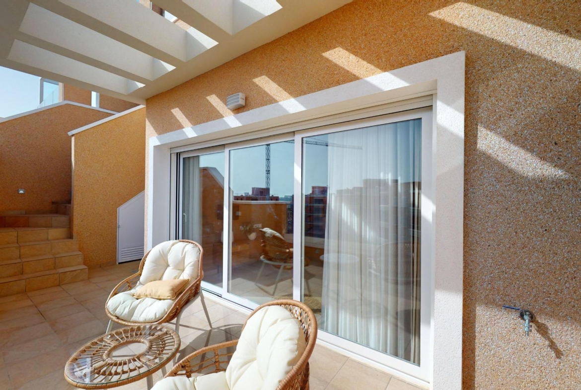 APARTAMENTOS DE OBRA NUEVA EN PILAR DE LA HORADADA CON GARAJE INCLUIDO. 100 M2.TERRAZAS DE 25 M2. 3 DORM. 2 BAÑOS. PISCINA.