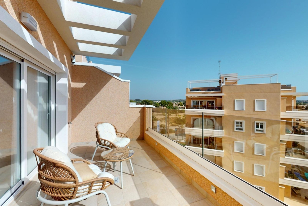 APARTAMENTOS DE OBRA NUEVA EN PILAR DE LA HORADADA CON GARAJE INCLUIDO. 100 M2.TERRAZAS DE 25 M2. 3 DORM. 2 BAÑOS. PISCINA.