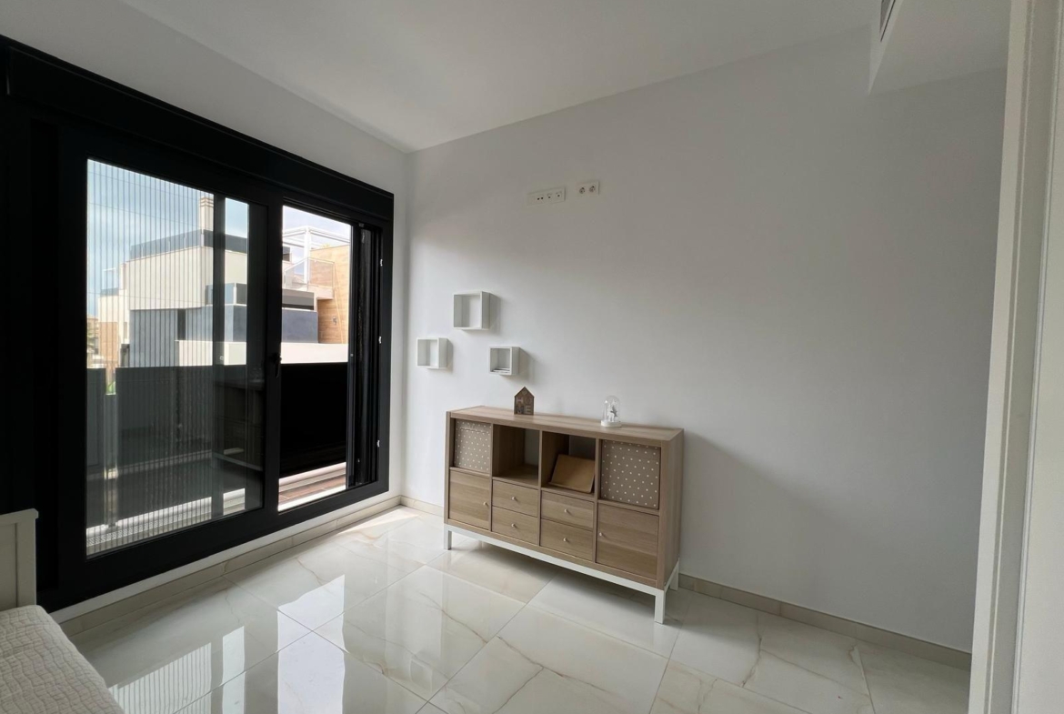 VILLA DE LUJO EN LOMAS DE CABO ROIG CON PISCINA PRIVADA Y PARCELA DE 200 M2. 3 DORM. 3 BAÑOS.