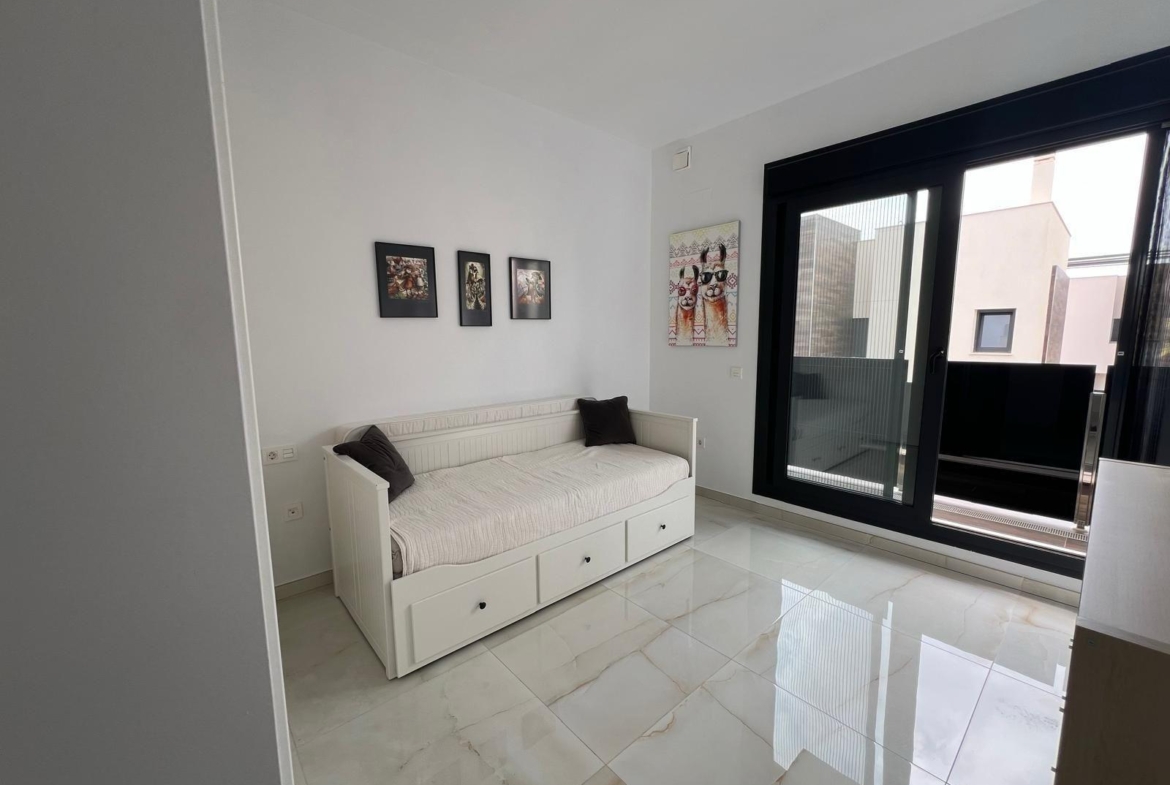VILLA DE LUJO EN LOMAS DE CABO ROIG CON PISCINA PRIVADA Y PARCELA DE 200 M2. 3 DORM. 3 BAÑOS.