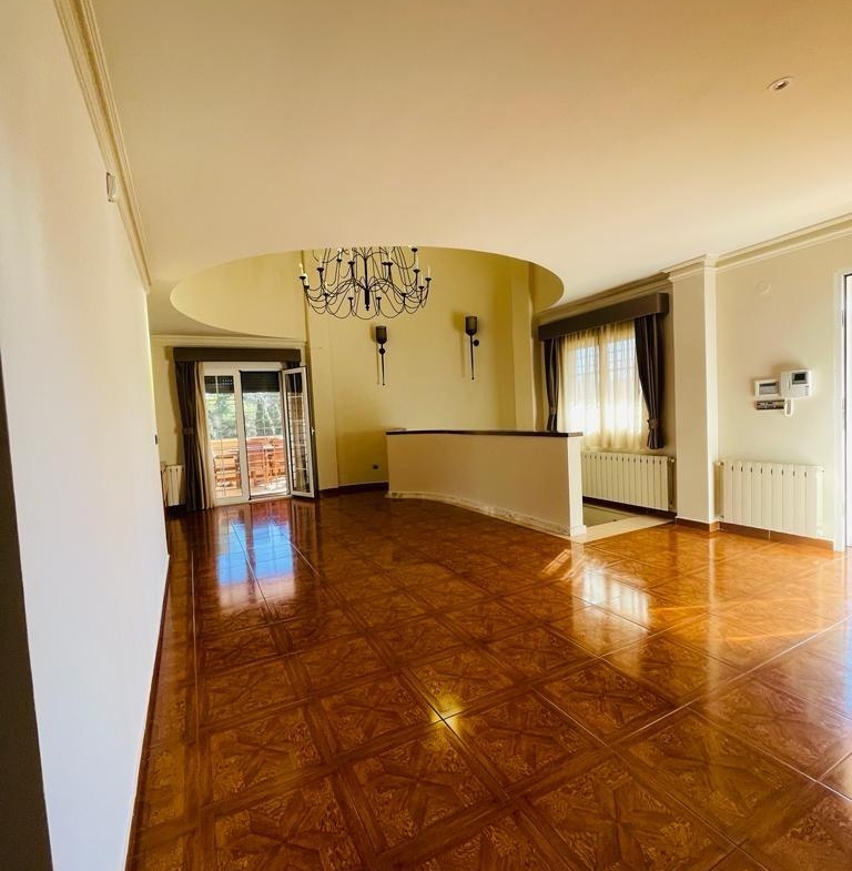 VILLA DE LUJO EN LOS BALCONES CON 950 M2 DE PARCELA. 5 DORM. 3 BAÑOS. PISCINA.