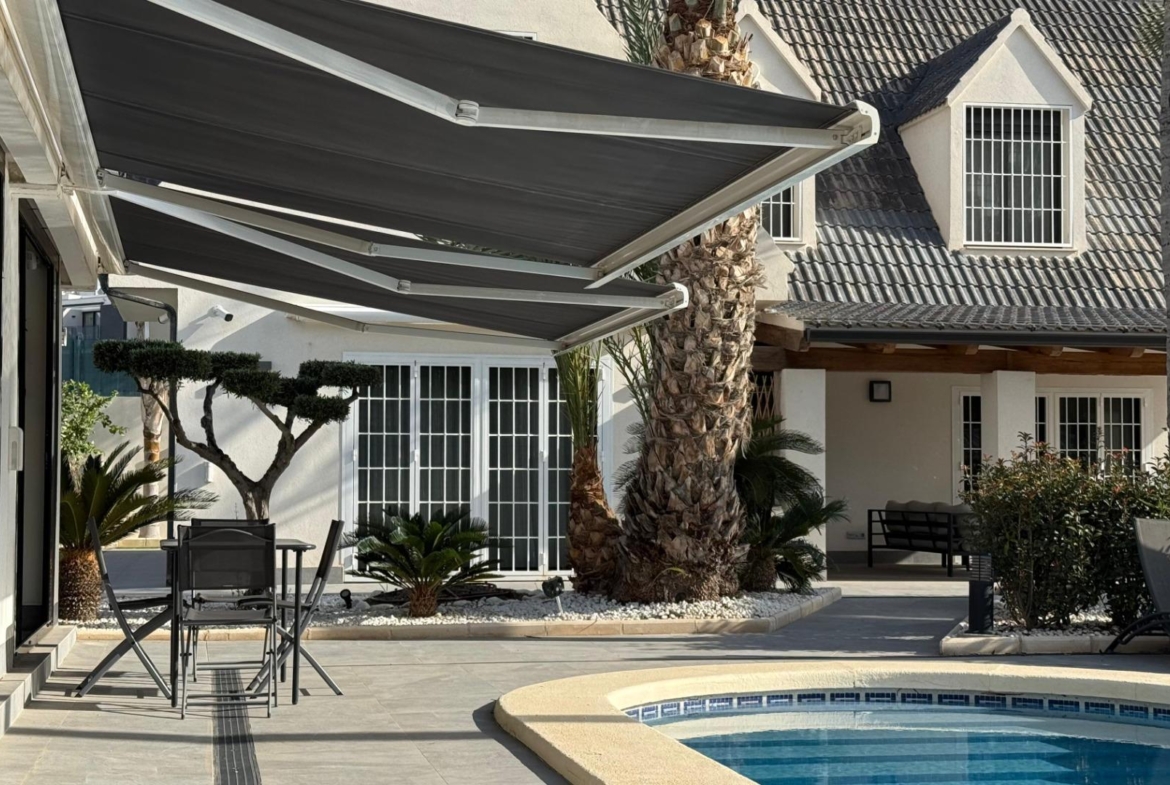 Detached villa with private pool and large plot
