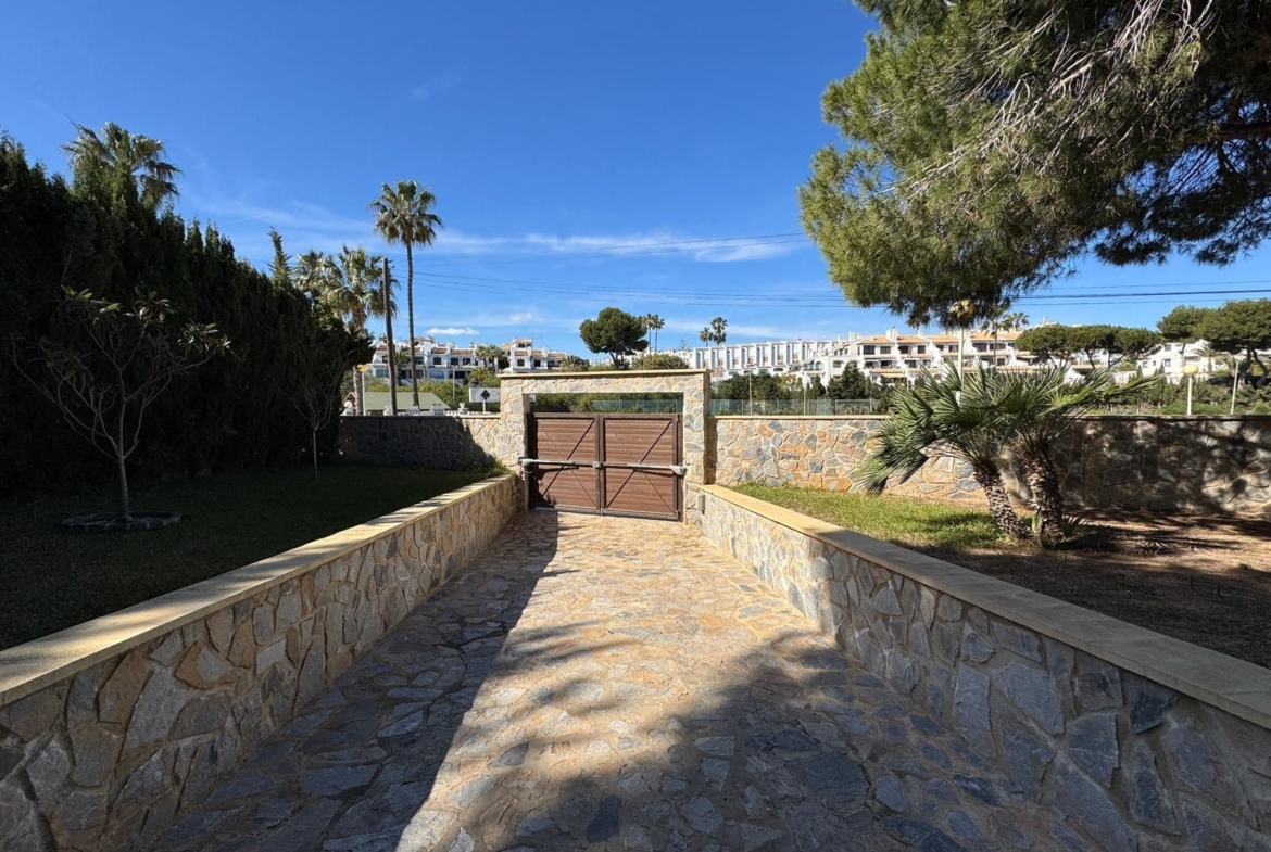 VILLA EN CABO ROIG A 800 METROS DE LA PLAYA CON PARCELA DE 890 M2. 3 DORM. 2 BAÑOS. PISCINA PRIVADA.