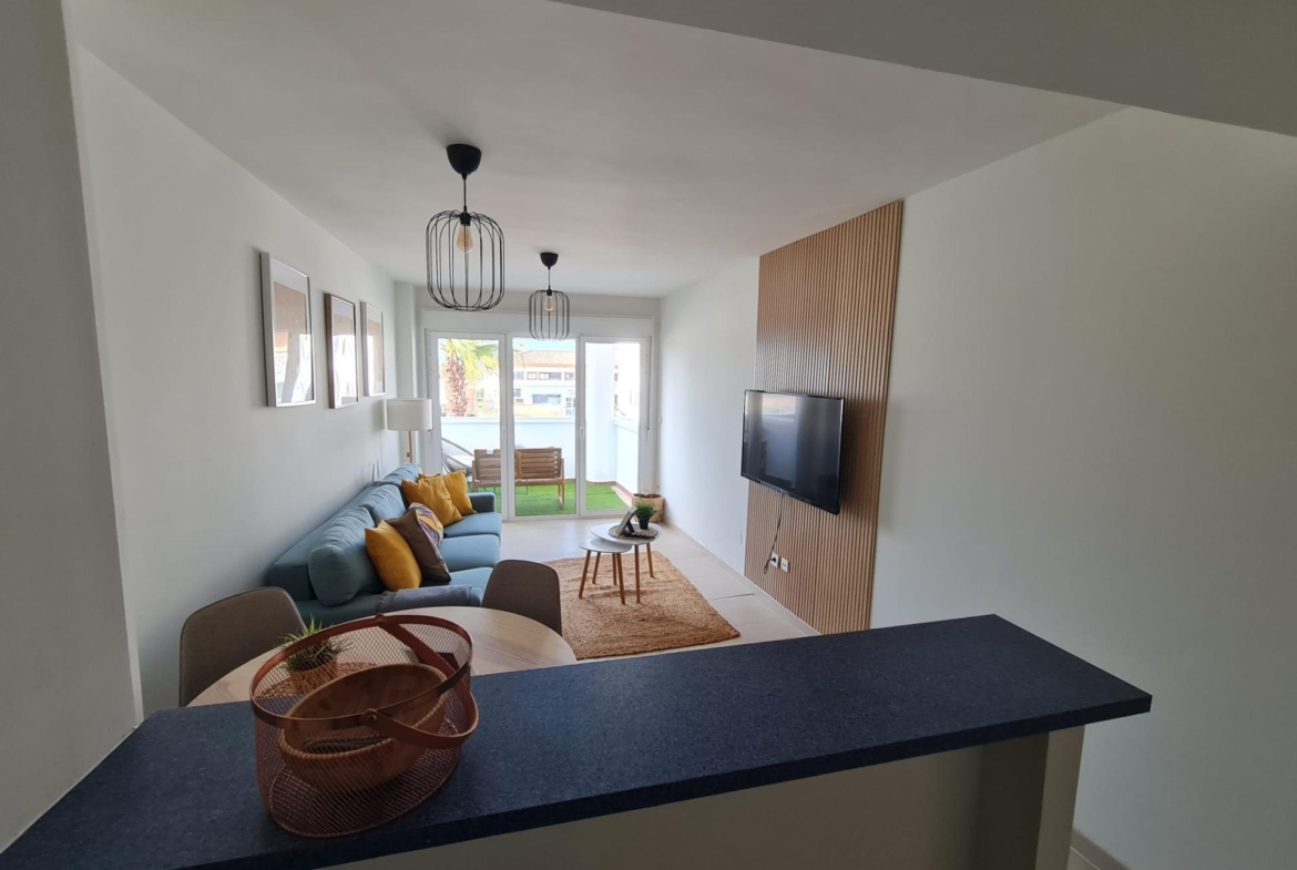 SEMINUEVO APARTAMENTO EN ORIHUELA COSTA DE 2 DORM. 2 BAÑOS. PARKING INCLUIDO. PISCINA COMUNITARIA.