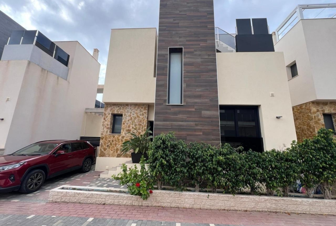 VILLA DE LUJO EN LOMAS DE CABO ROIG CON PISCINA PRIVADA Y PARCELA DE 200 M2. 3 DORM. 3 BAÑOS.
