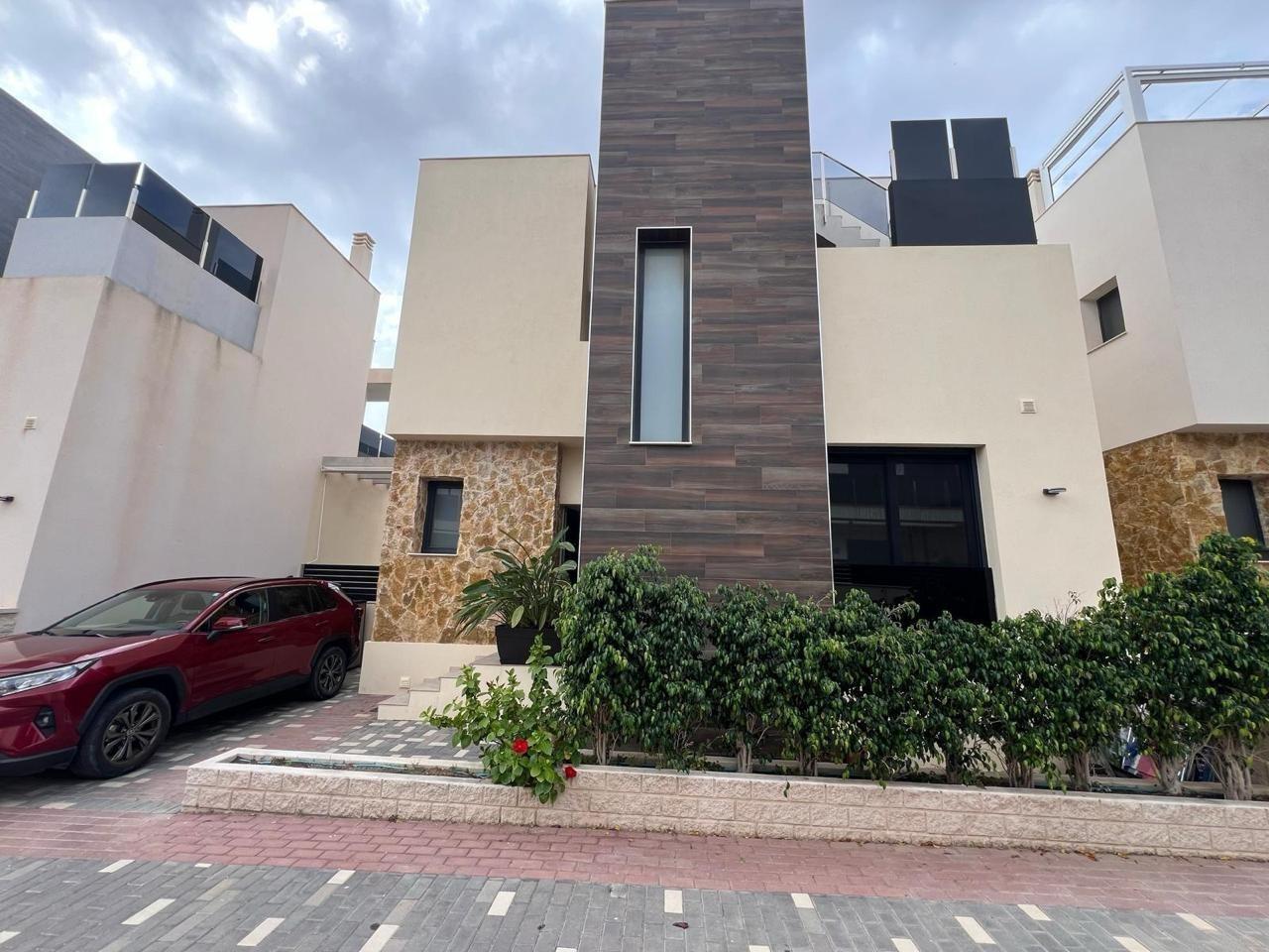 3-6-148 VILLA DE LUJO EN LOMAS DE CABO ROIG CON PISCINA PRIVADA Y PARCELA DE 200 M2. 3 DORM. 3 BAÑOS.