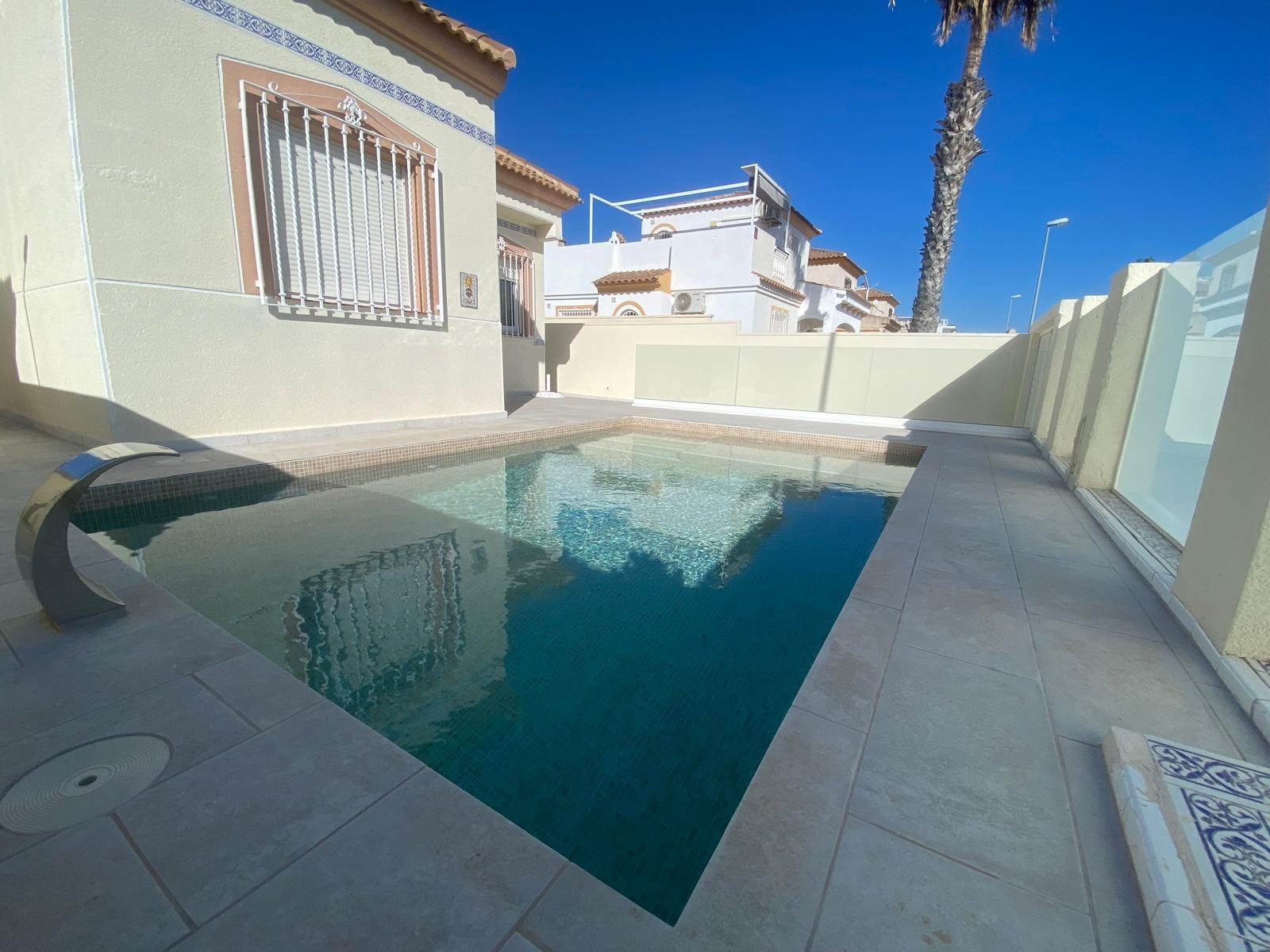 Detached chalet in Torrevieja (Torreblanca), just 300 meters from the sea.