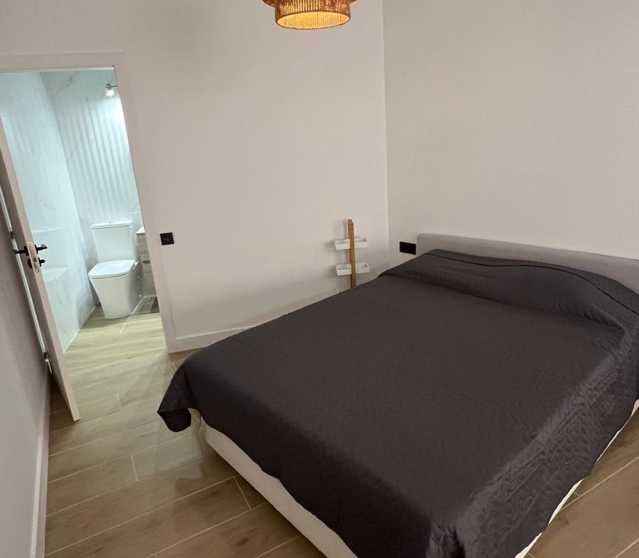 REFORMADO ESTUDIO A 300 METROS DE PLAYA LA MATA. CON SUPERFICIE 32 M2.