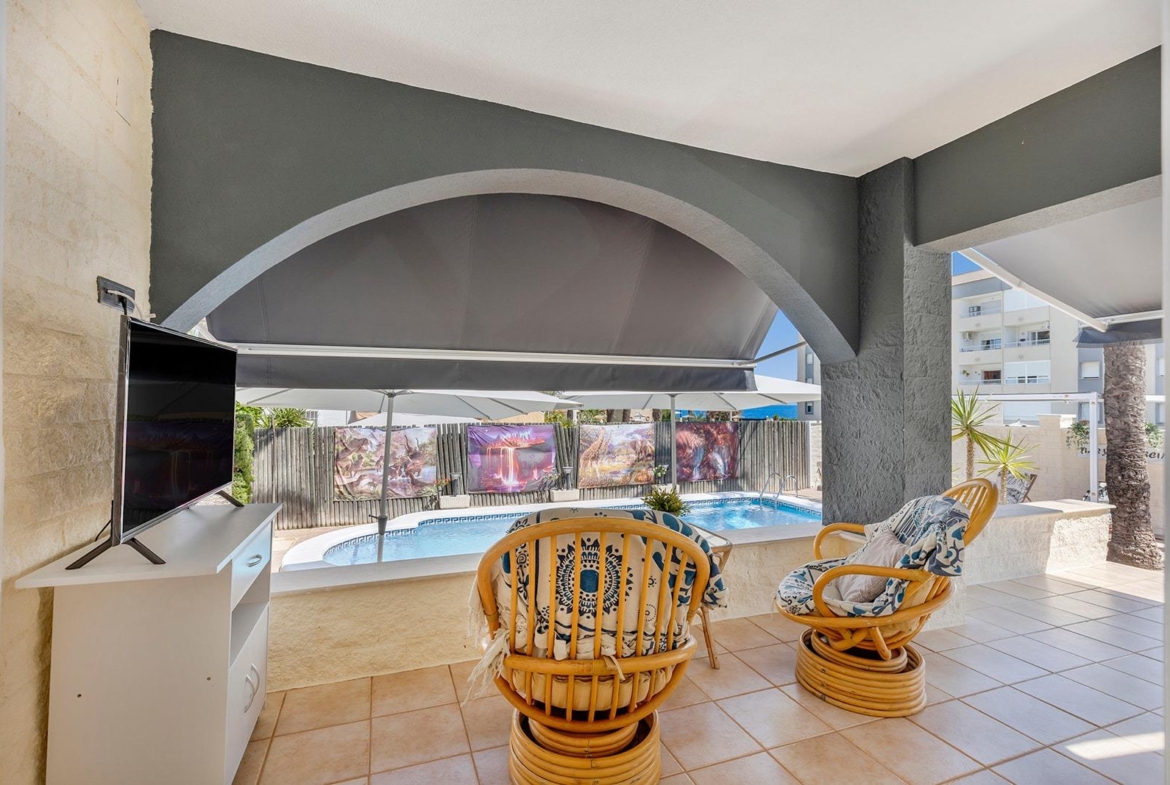 VILLA EN PUNTA PRIMA A 100 METROS DE PLAYA CON SUPERFICIE 212 M2. CON PARCELA DE 442 M2. CON PISCINA PRIVADA.