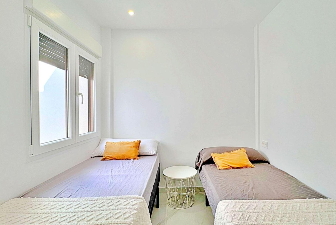 BUNGALOW EN LOS BALCONES CON ENORME SOLARIUM. 3 DORM. 3 BAÑOS. 113 M2 SUPERFICIE. PISCINA COMUNITARIA.