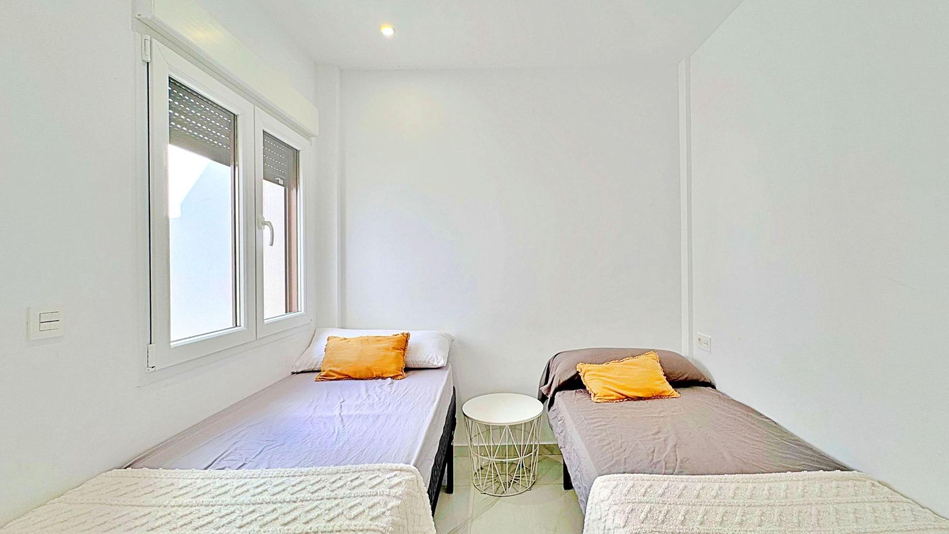 BUNGALOW EN LOS BALCONES CON ENORME SOLARIUM. 3 DORM. 3 BAÑOS. 113 M2 SUPERFICIE. PISCINA COMUNITARIA.