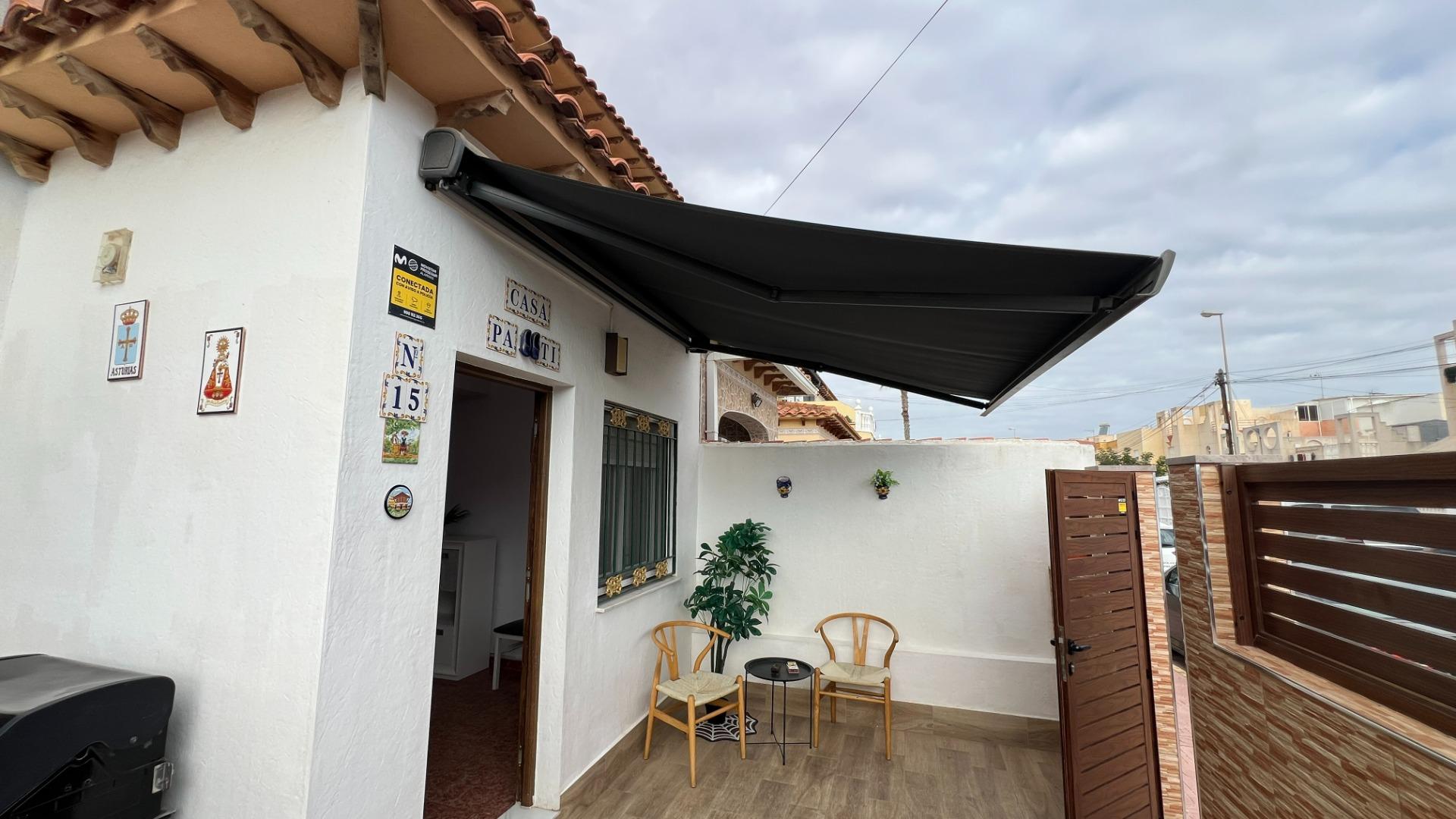 🏡 Your lakeside home with ☀️ solarium and 🌿 private garden in Torrevieja!