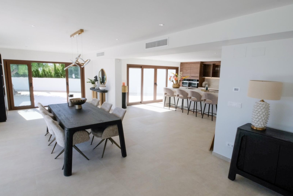 “Stunning Villa with scenic views to the sea and valle  in Altea”