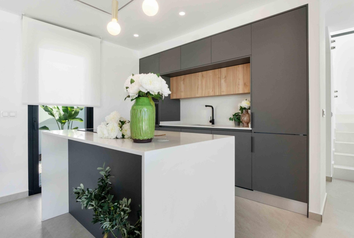 LUXURY VILLAS. NEW CONSTRUCTION. PILOT FLAT DONE.