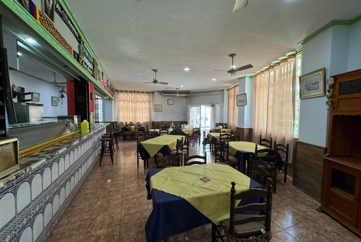 SE VENDE LOCAL COMERCIAL. 120 M2. CON LICENCIA HOSTELERIA. PLAYA A 500 METROS.