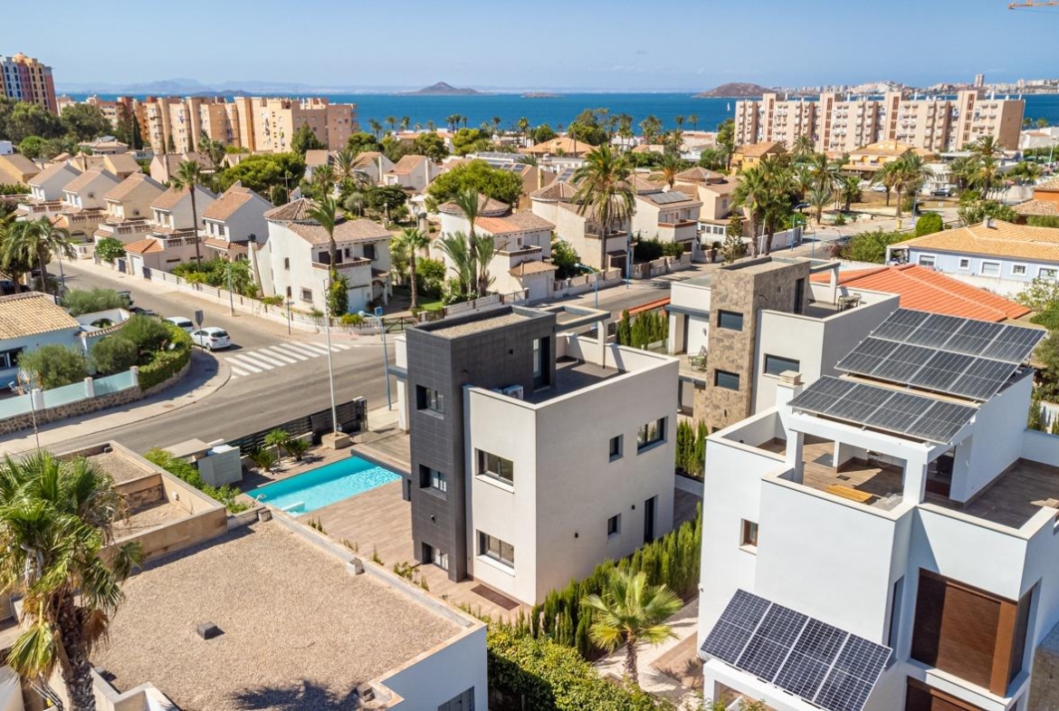 OBRA NUEVA EN LA MANGA. VILLA DE LUJO. 3 DORM. 3 BAÑOS. 440 PARCELA. PISCINA PROPIA.PLAYA A 350M