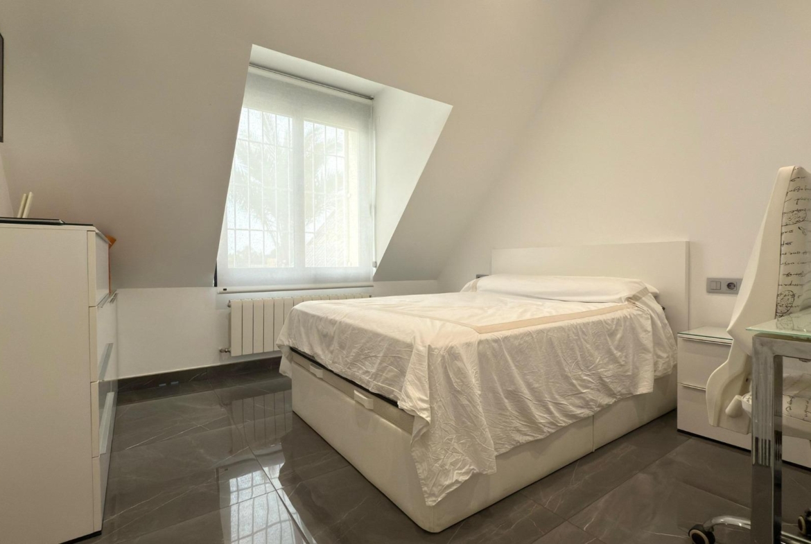Detached villa with private pool and large plot