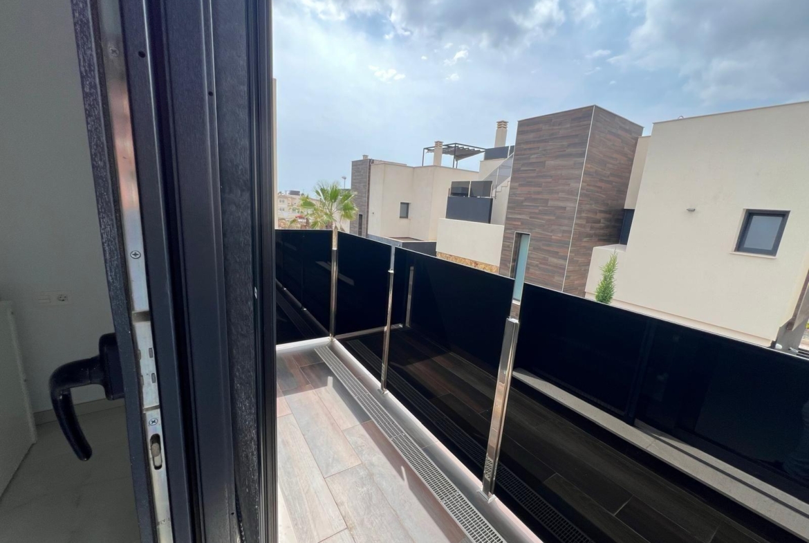VILLA DE LUJO EN LOMAS DE CABO ROIG CON PISCINA PRIVADA Y PARCELA DE 200 M2. 3 DORM. 3 BAÑOS.