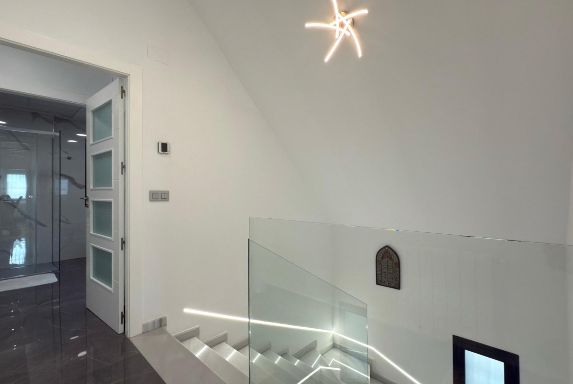 Detached villa with private pool and large plot