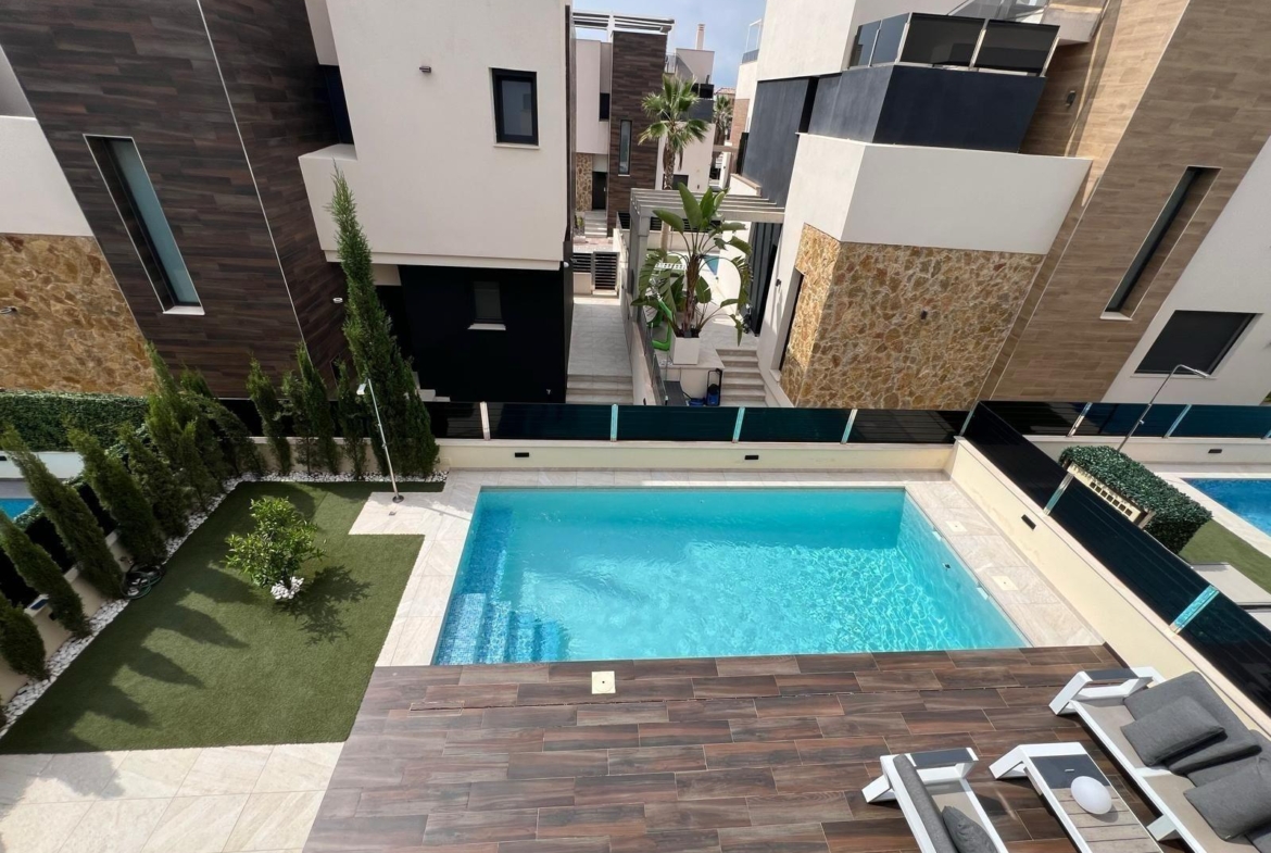 VILLA DE LUJO EN LOMAS DE CABO ROIG CON PISCINA PRIVADA Y PARCELA DE 200 M2. 3 DORM. 3 BAÑOS.