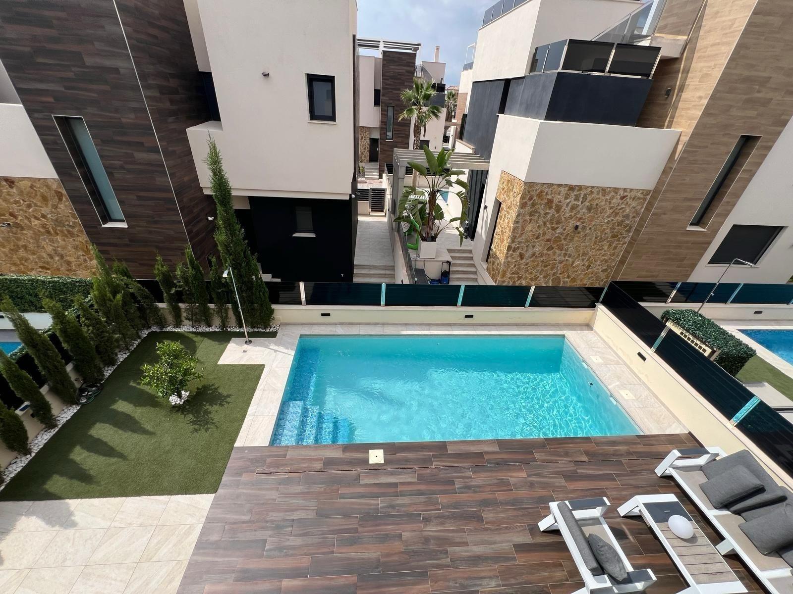 3-62-9 VILLA DE LUJO EN LOMAS DE CABO ROIG CON PISCINA PRIVADA Y PARCELA DE 200 M2. 3 DORM. 3 BAÑOS.