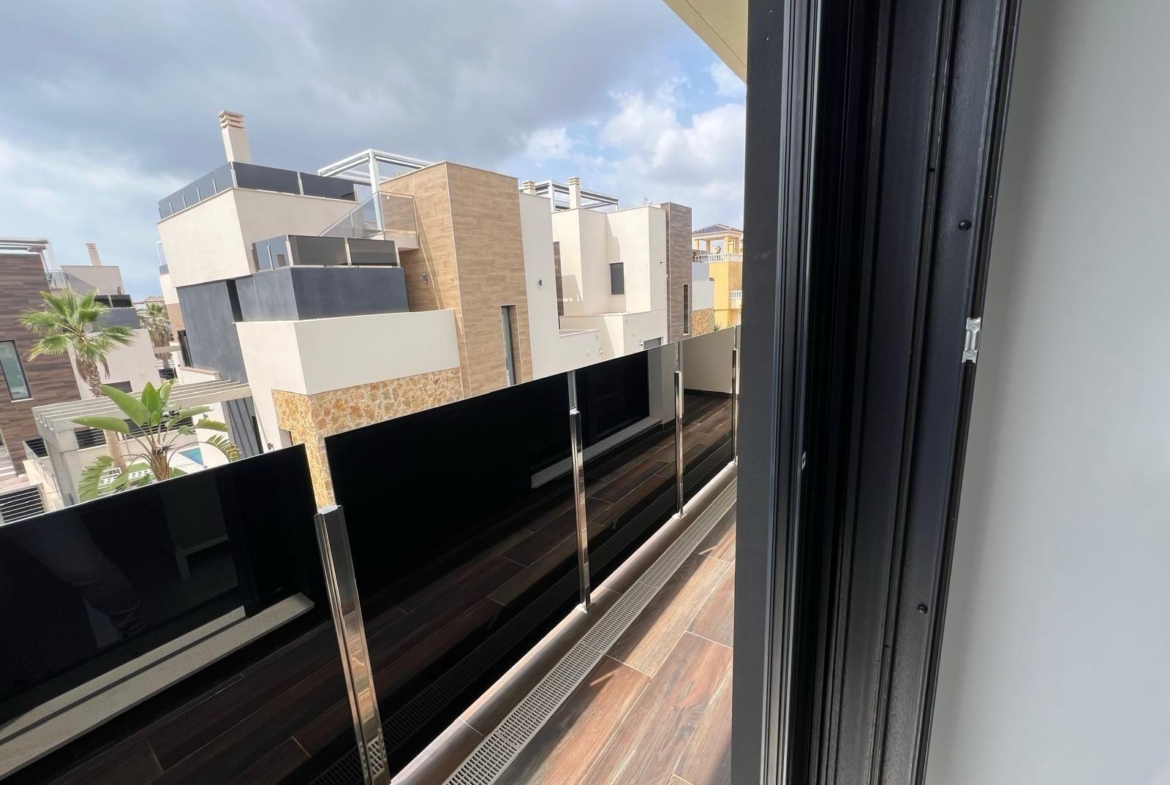 VILLA DE LUJO EN LOMAS DE CABO ROIG CON PISCINA PRIVADA Y PARCELA DE 200 M2. 3 DORM. 3 BAÑOS.