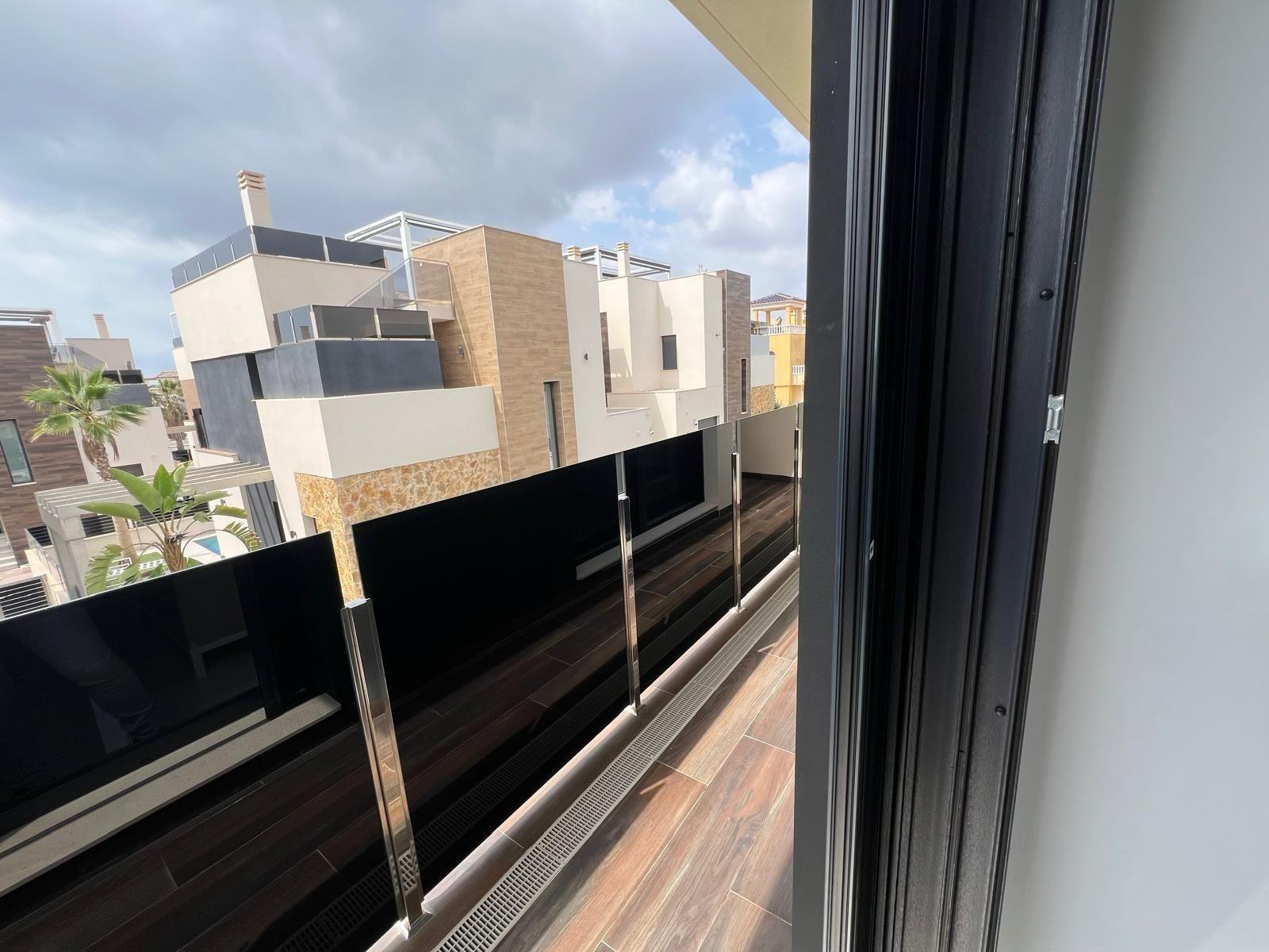 3-63-8 VILLA DE LUJO EN LOMAS DE CABO ROIG CON PISCINA PRIVADA Y PARCELA DE 200 M2. 3 DORM. 3 BAÑOS.