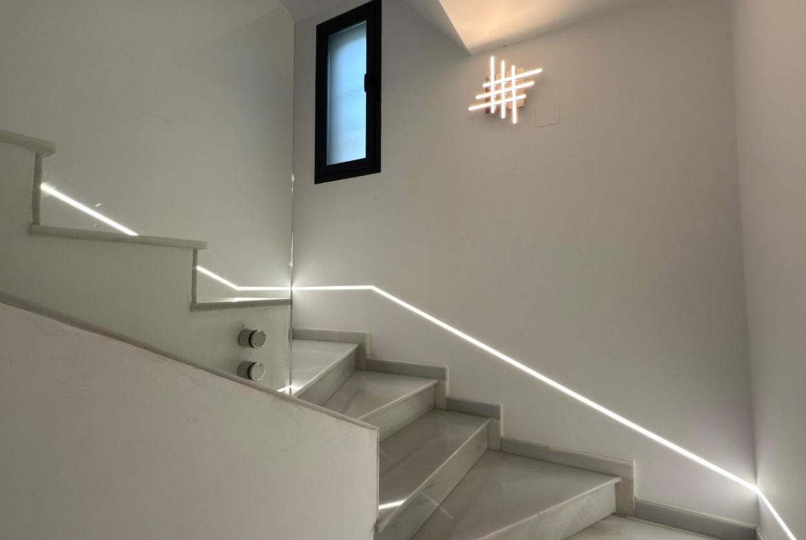 Detached villa with private pool and large plot