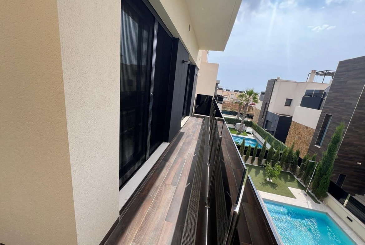 VILLA DE LUJO EN LOMAS DE CABO ROIG CON PISCINA PRIVADA Y PARCELA DE 200 M2. 3 DORM. 3 BAÑOS.