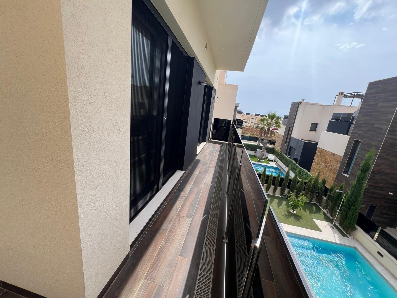 3-64-7 VILLA DE LUJO EN LOMAS DE CABO ROIG CON PISCINA PRIVADA Y PARCELA DE 200 M2. 3 DORM. 3 BAÑOS.