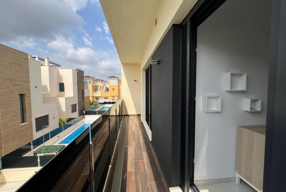 VILLA DE LUJO EN LOMAS DE CABO ROIG CON PISCINA PRIVADA Y PARCELA DE 200 M2. 3 DORM. 3 BAÑOS.