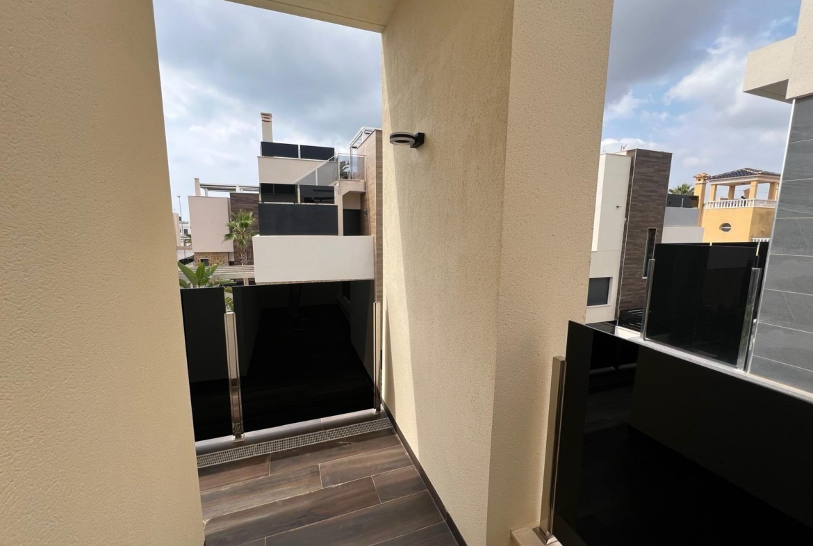VILLA DE LUJO EN LOMAS DE CABO ROIG CON PISCINA PRIVADA Y PARCELA DE 200 M2. 3 DORM. 3 BAÑOS.