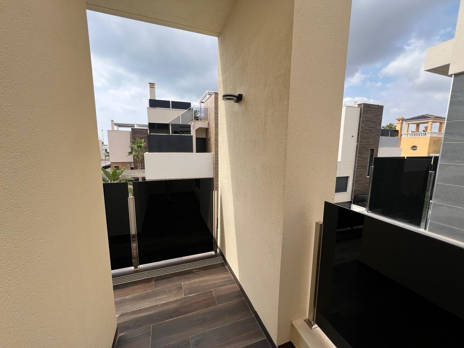 3-66-6 VILLA DE LUJO EN LOMAS DE CABO ROIG CON PISCINA PRIVADA Y PARCELA DE 200 M2. 3 DORM. 3 BAÑOS.