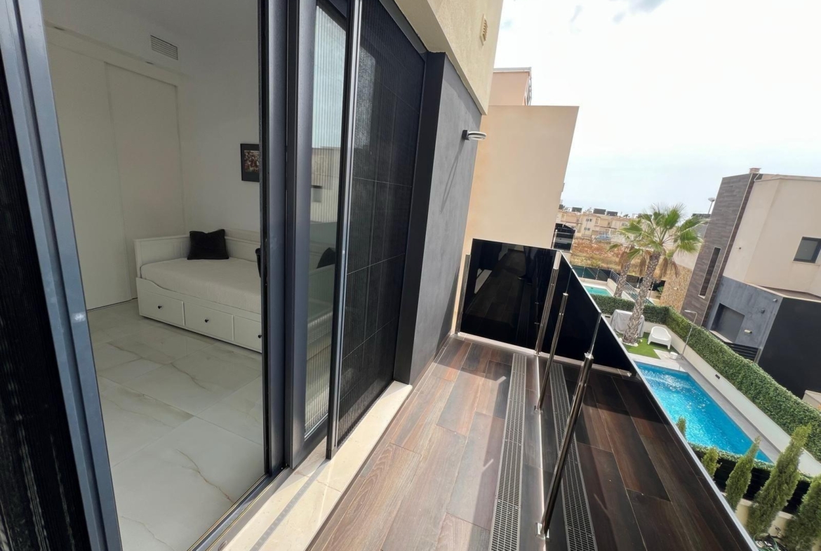 VILLA DE LUJO EN LOMAS DE CABO ROIG CON PISCINA PRIVADA Y PARCELA DE 200 M2. 3 DORM. 3 BAÑOS.