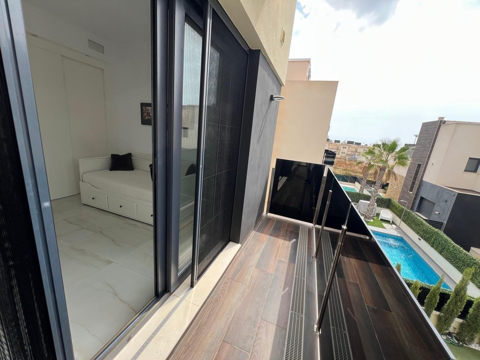 3-67-5 VILLA DE LUJO EN LOMAS DE CABO ROIG CON PISCINA PRIVADA Y PARCELA DE 200 M2. 3 DORM. 3 BAÑOS.