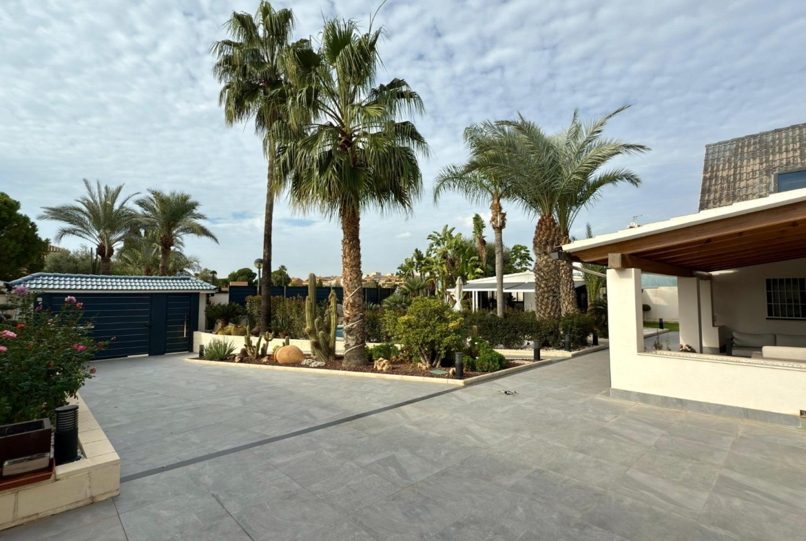 Detached villa with private pool and large plot