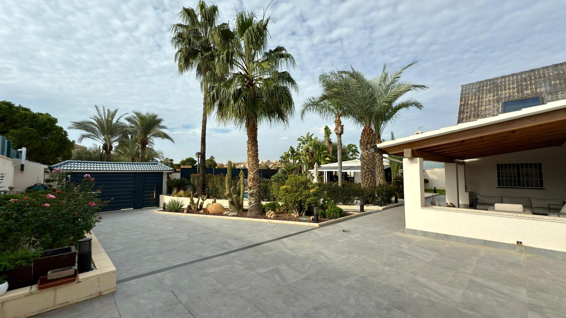 3-68-3 Detached villa with private pool and large plot