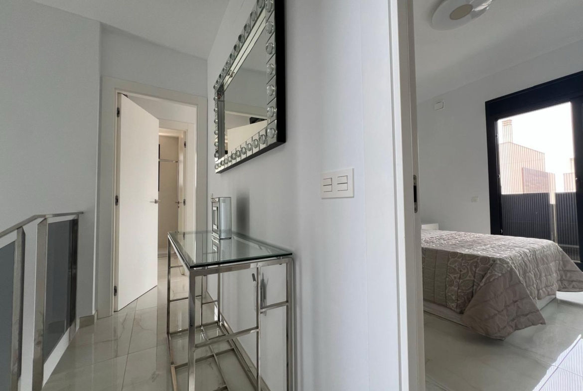 VILLA DE LUJO EN LOMAS DE CABO ROIG CON PISCINA PRIVADA Y PARCELA DE 200 M2. 3 DORM. 3 BAÑOS.