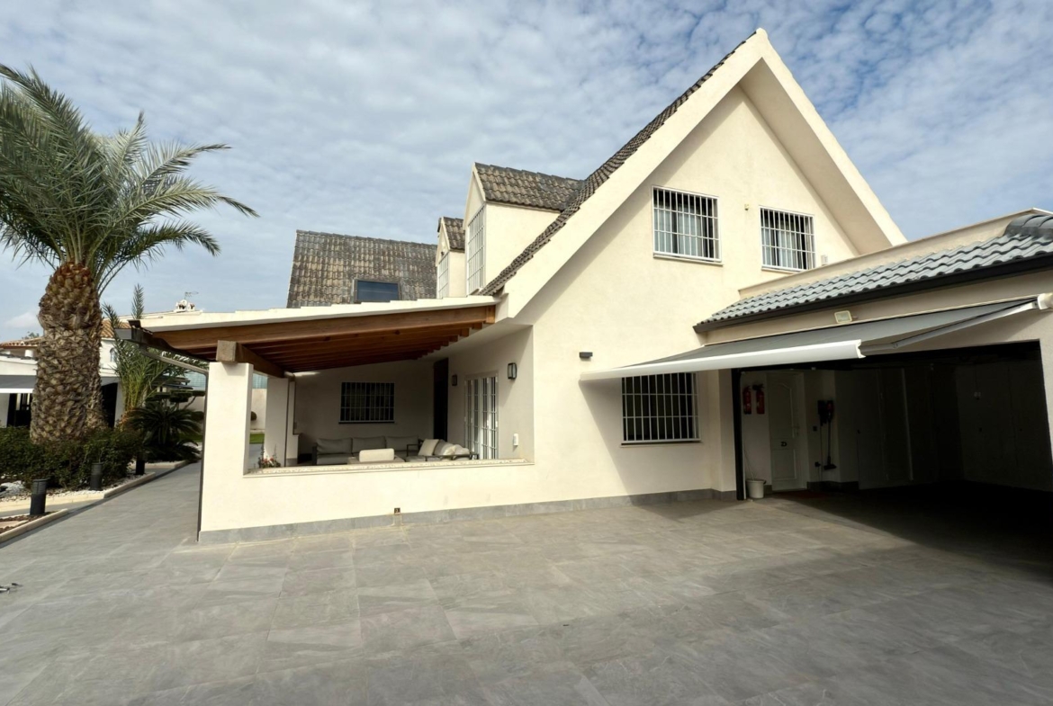 Detached villa with private pool and large plot