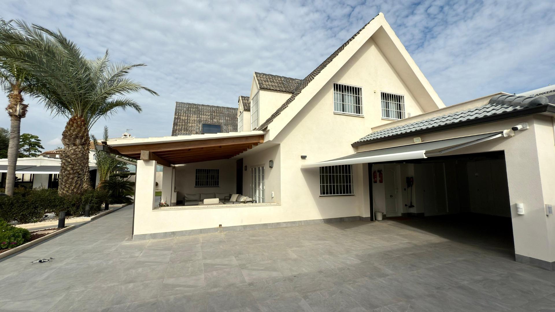 3-69-3 Detached villa with private pool and large plot