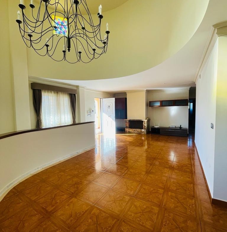 VILLA DE LUJO EN LOS BALCONES CON 950 M2 DE PARCELA. 5 DORM. 3 BAÑOS. PISCINA.