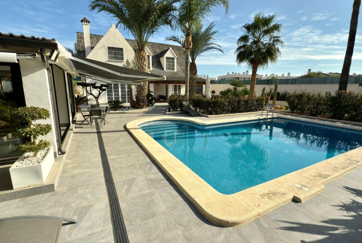 Detached villa with private pool and large plot